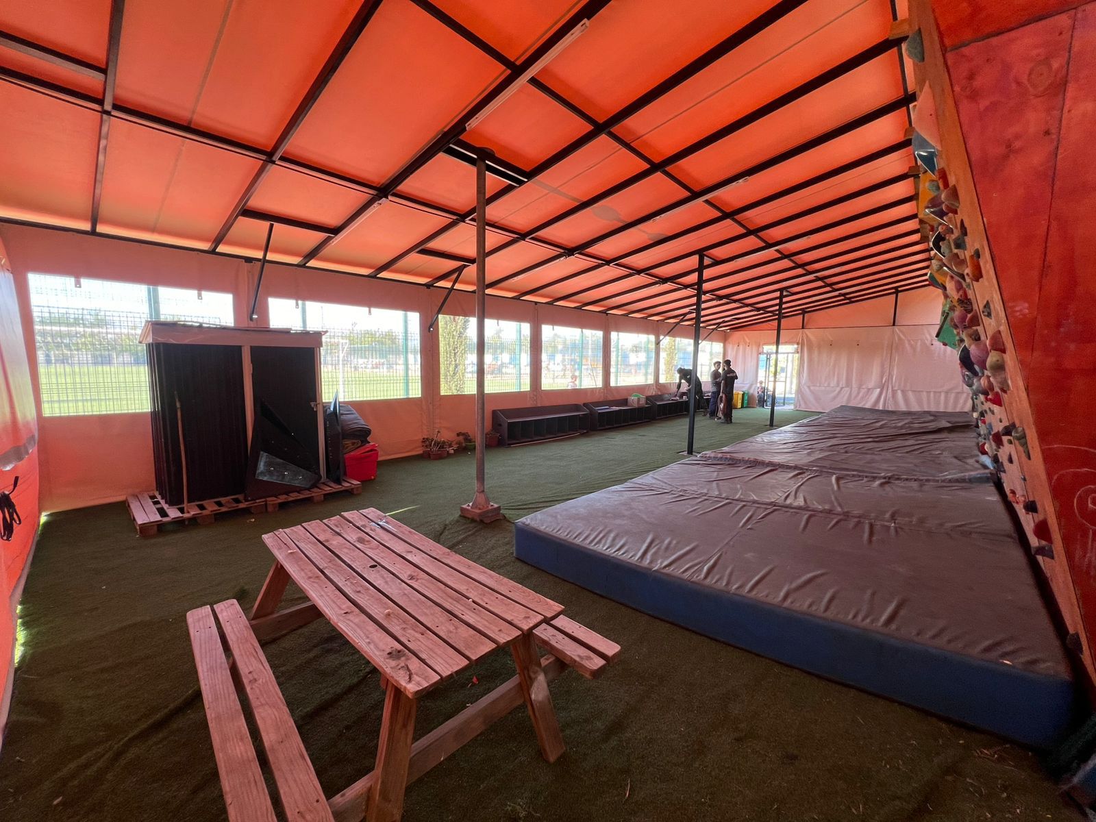 Instalación carpa y lona centro deportivo