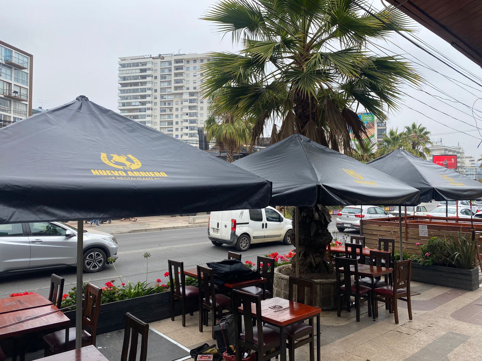 Instalación sombrillas restaurant pub bar quitasoles