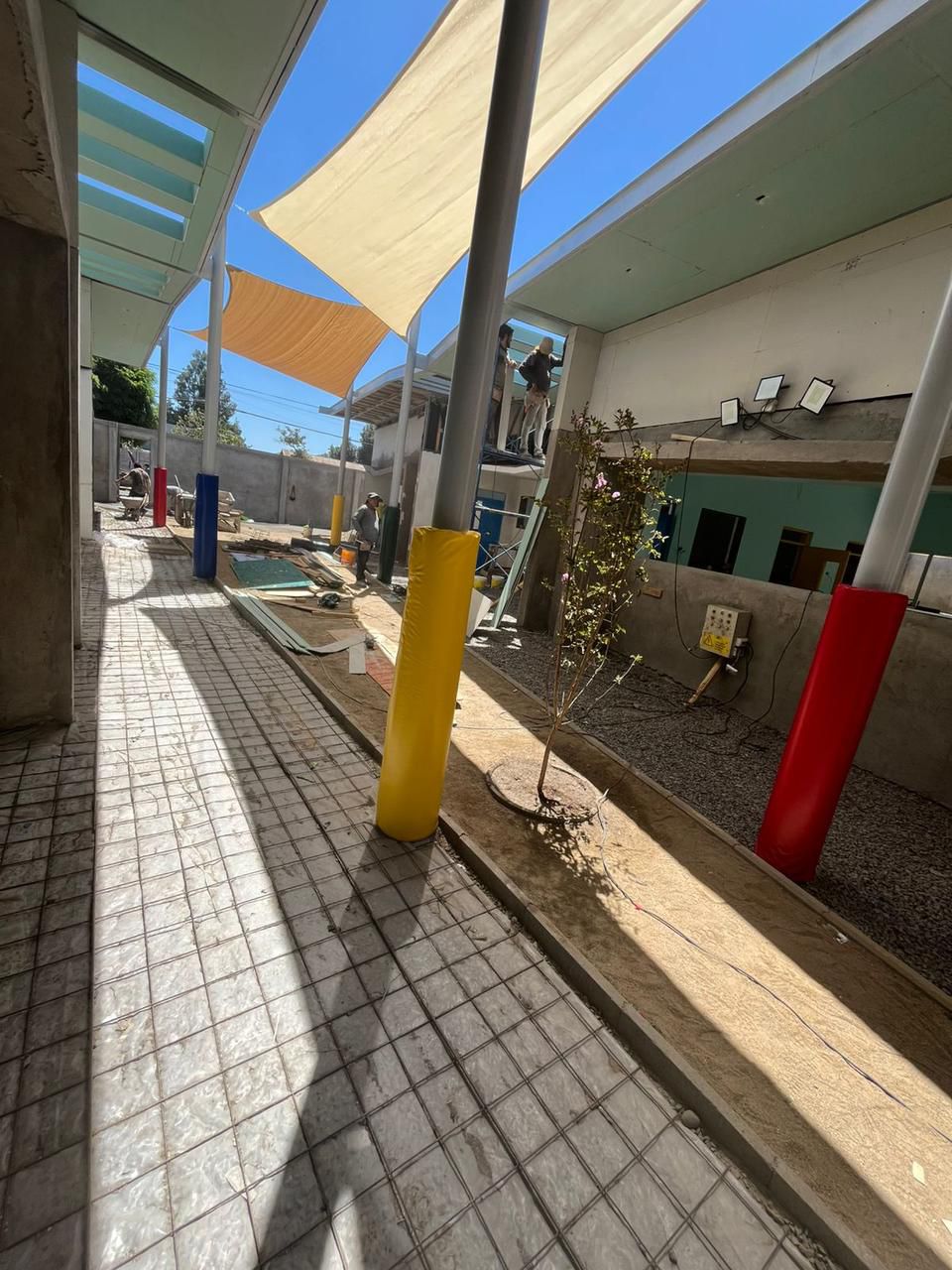 Instalación protectores pilares colegios jardines