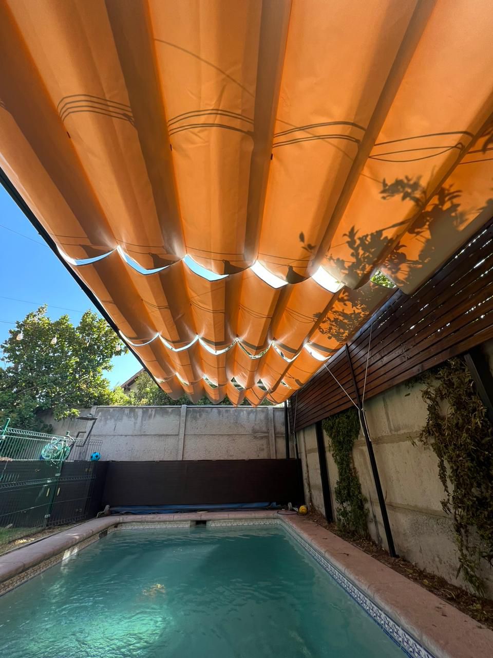 Instalación techo lona piscina después